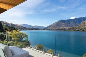 'LakeLife' Lake Front Apartment, Queenstown